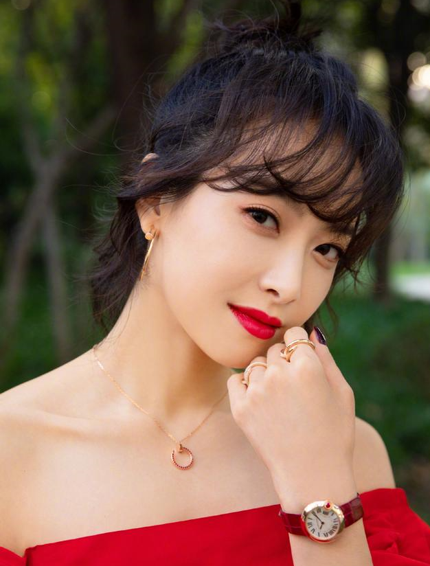 宋茜穿搭风格太潮,流行耳环都这样搭