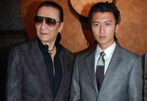 谢霆锋背景曝光，网友：难怪王菲情有独钟，向华强不敢招惹