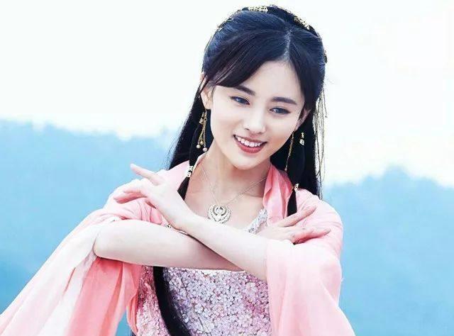 24岁鞠婧祎晒照身材很凸凹！这难道是二次发育？