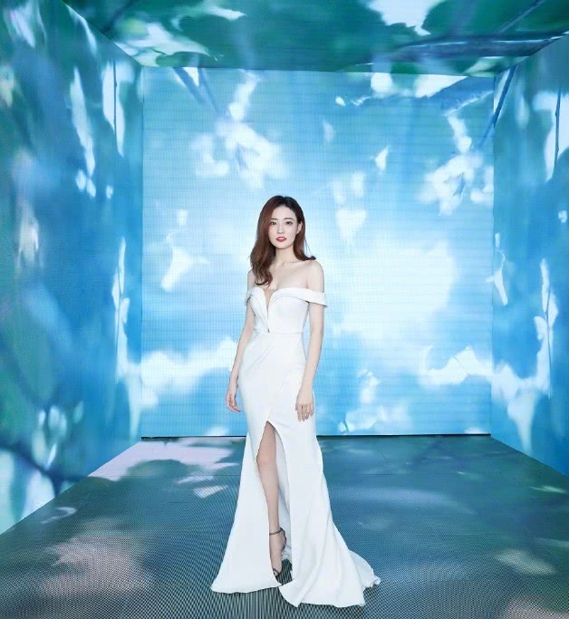 徐璐穿花背心不规则长裙,同框张铭恩配一脸