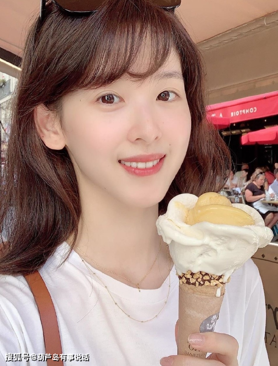 章泽天妈妈外貌曝光,年龄比女婿大五岁,看到正脸后我不淡定了