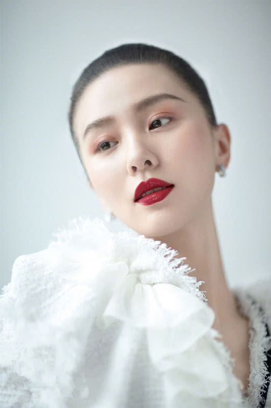 刘诗诗时尚大片秀造型，将头发扎起涂红唇显英气！