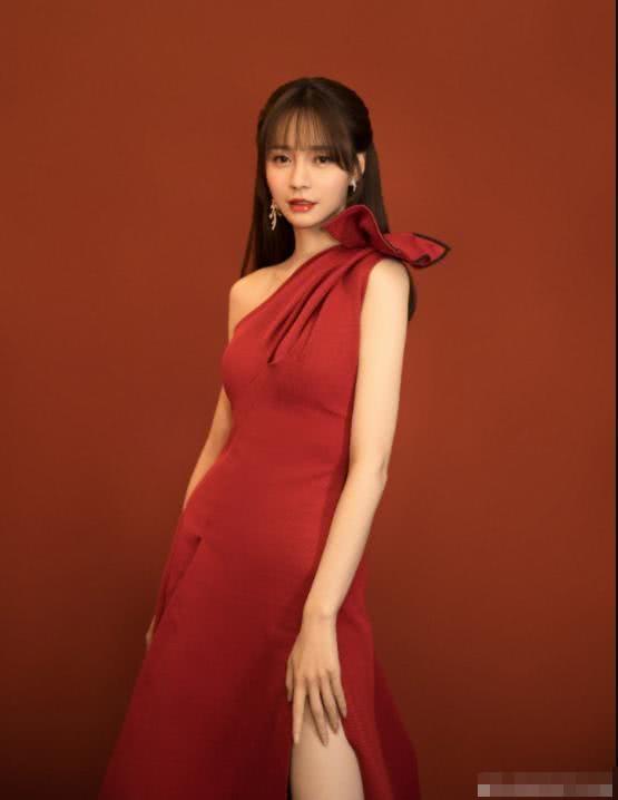 沈梦辰裙子高开叉秀美腿，性感大白腿太抢镜