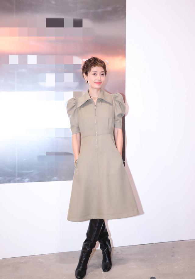 48岁瞿颖参加活动，瘦出新高度又见名模风采，古铜色腿太美丽吧