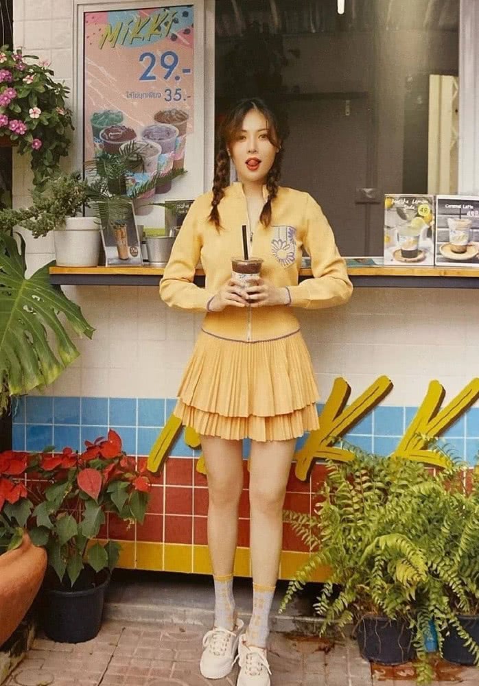 金泫雅穿紫色卫衣配白色半裙,28岁笑容清新甜美