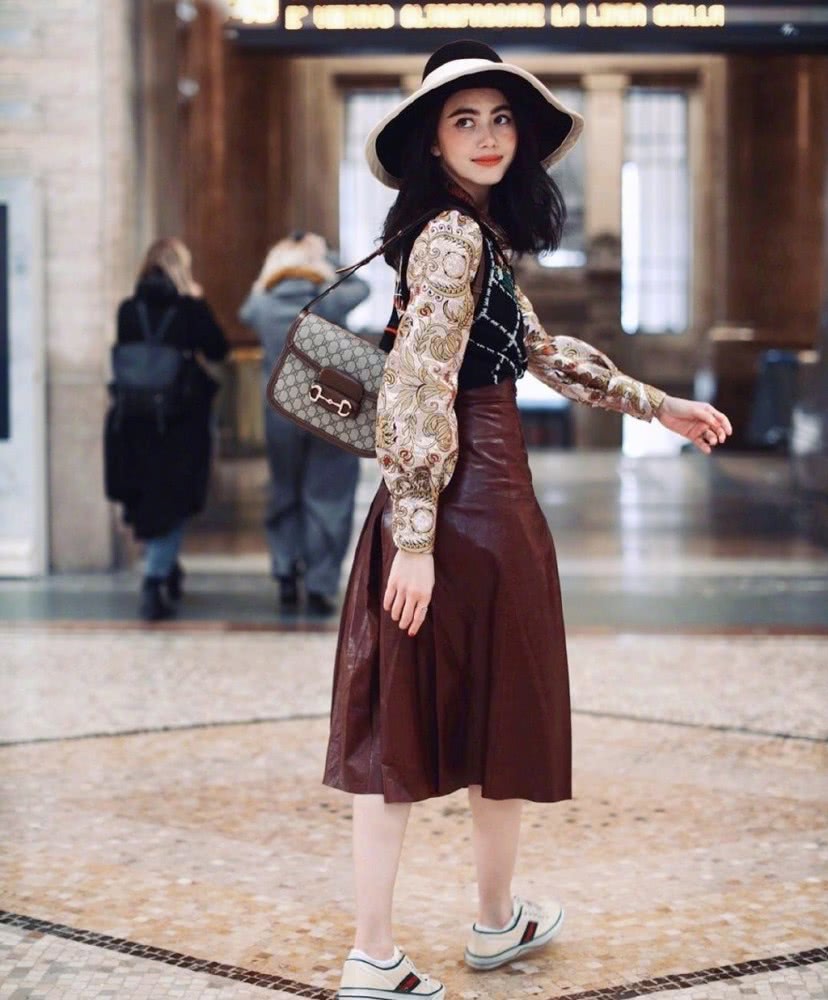 MAI不愧为“泰国第一神颜”，穿皮裙印花衬衫美得就像洋娃娃
