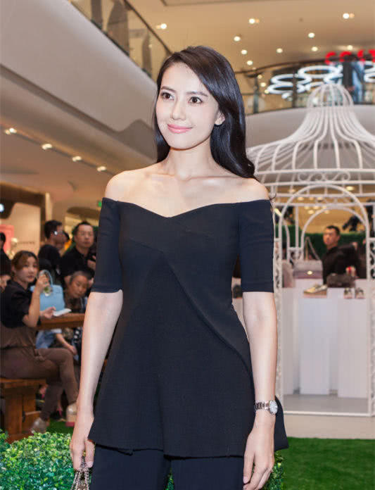 高圆圆身穿一袭黑色休闲套装，意外穿出高级感