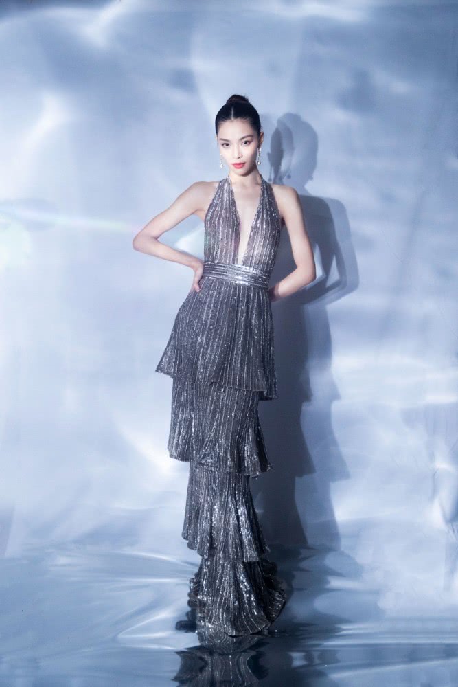 钟楚曦穿粉色碎花圆领卫衣搭同色半身裙,拍时尚杂志高级又有层次