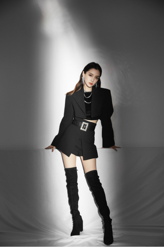 杨颖短款牛仔外套搭配黑色休闲裤,“巴掌腰”更是性感妖娆