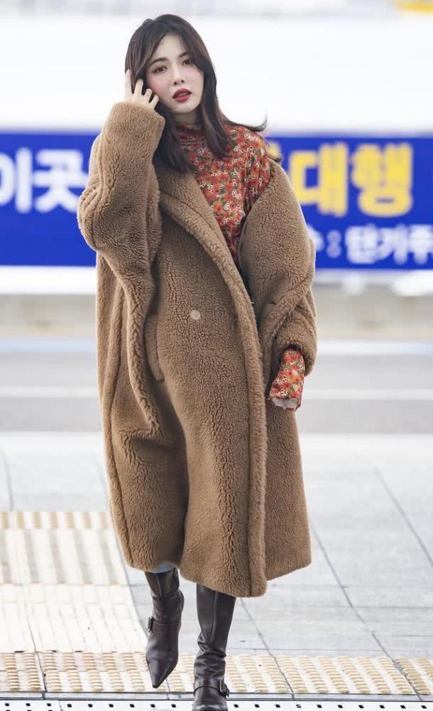 泫雅带红彩虹风后还想带红熊猫妆，穿搭素净真不像是小野马