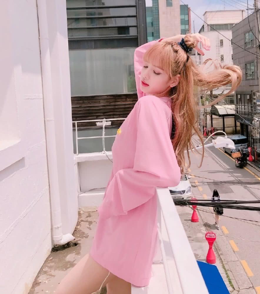 LISA穿粉色条纹设计的泳衣，搭配黑色短裤 简单又显身材