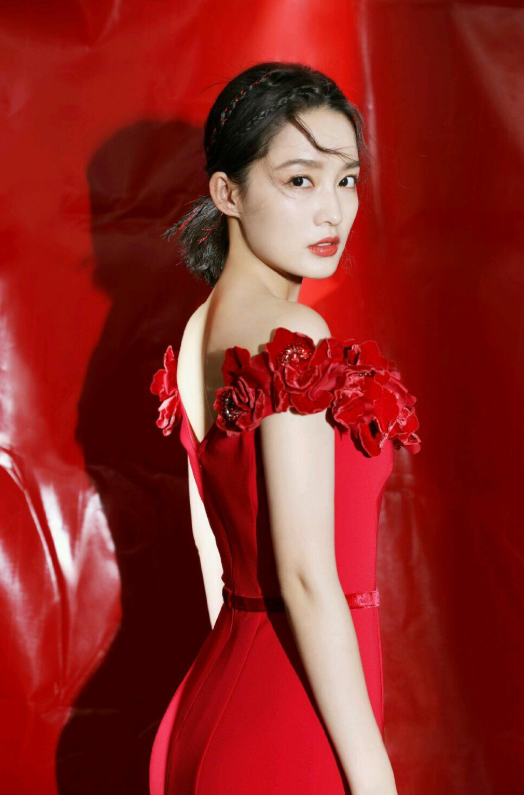 李沁太瘦穿修身裙？优雅甜美气质绝了