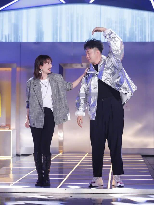 吴昕露背款酒红裙搭白色珠子气质耳环 性感又有气质