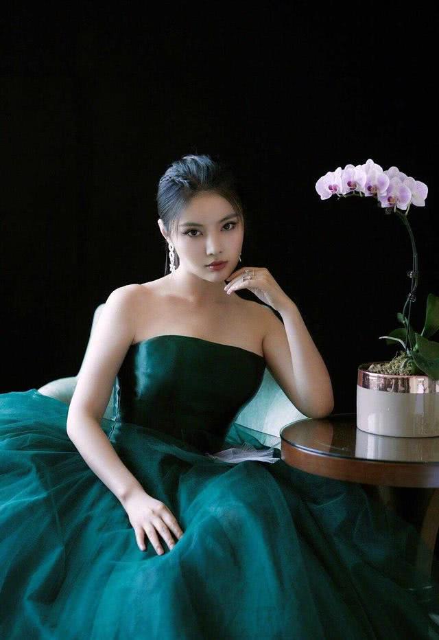 徐冬冬穿深绿色抹胸连衣裙性感UP,这腰臀比太有魅力