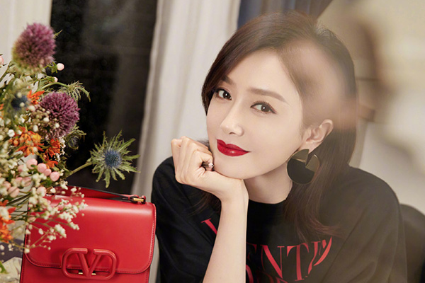 于正深夜秒删视频 40岁秦岚意外素颜睡衣出镜