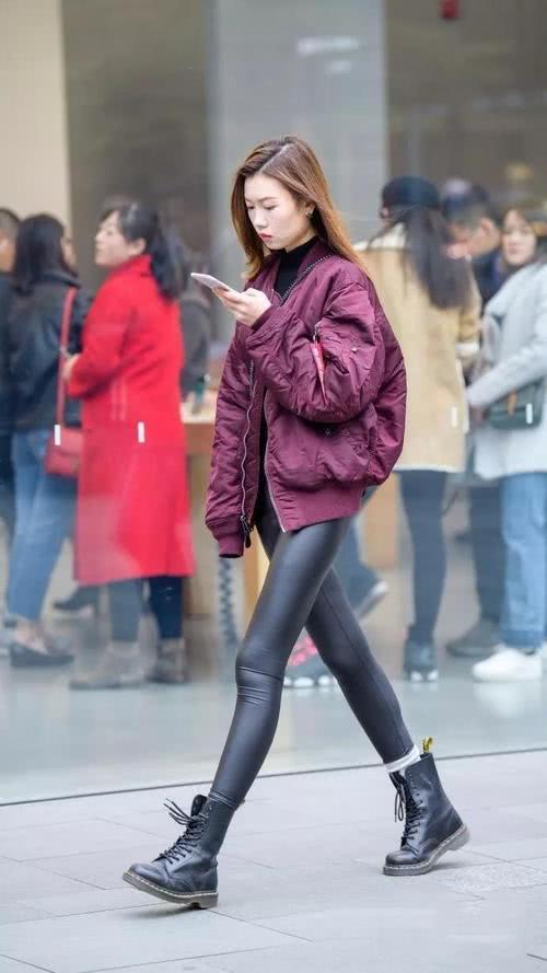 国内街拍：冬季穿搭我拒绝臃肿厚外套，不惧严寒秀好身材