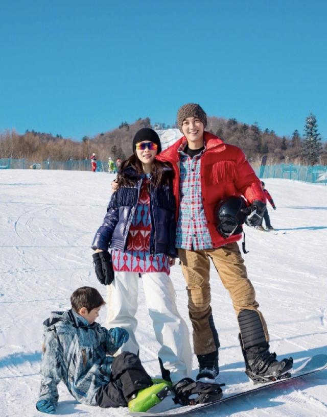 杜江霍思燕合体拍杂志写真,夫妻俩俏皮互动,甜蜜爆棚