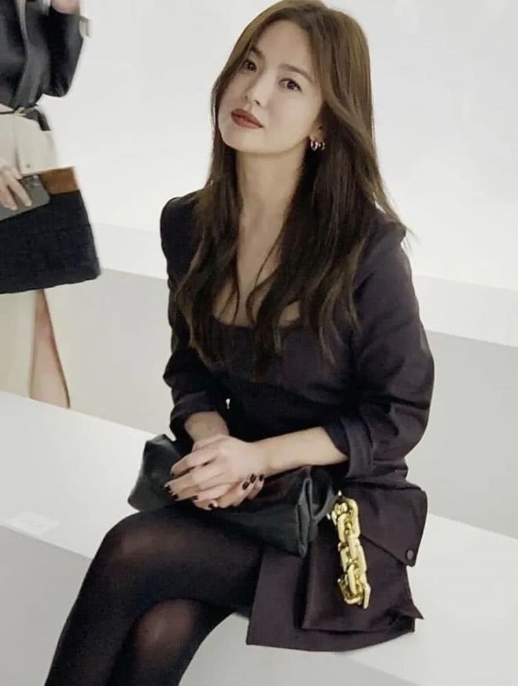 宋慧乔新造型方领短裙配高跟腿长吸睛，矮个子女性就该这样穿