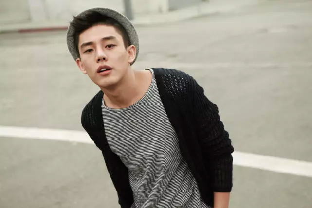 韩国演员刘亚仁声援武汉： “我们是一体”