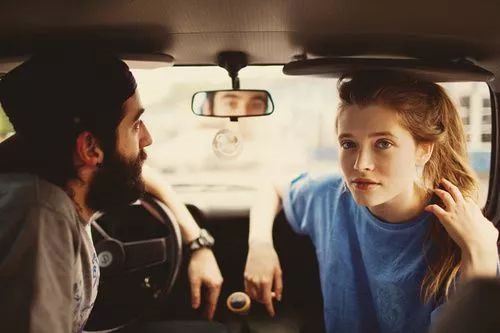 男友揉胸时你该做什么 男人喜欢摸女友胸原来是这个原因