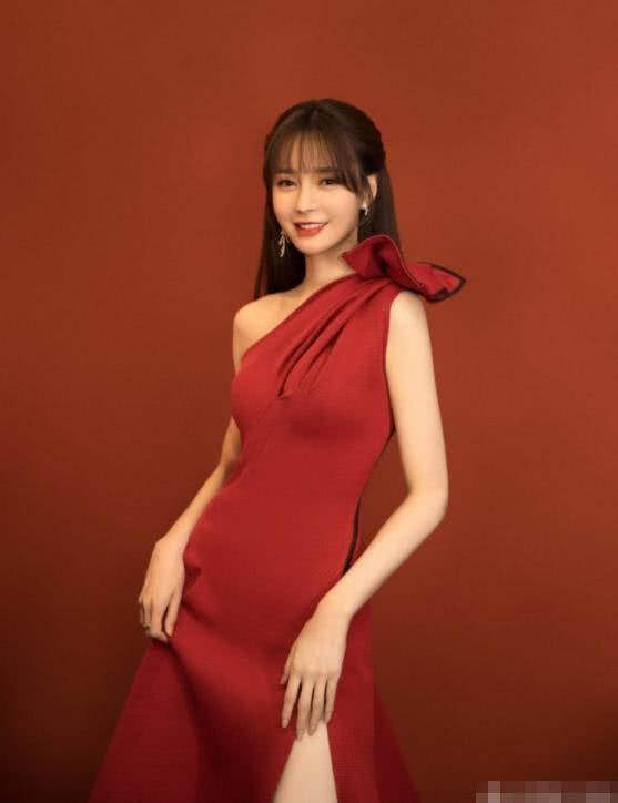 沈梦辰裙子高开叉秀美腿，性感大白腿太抢镜