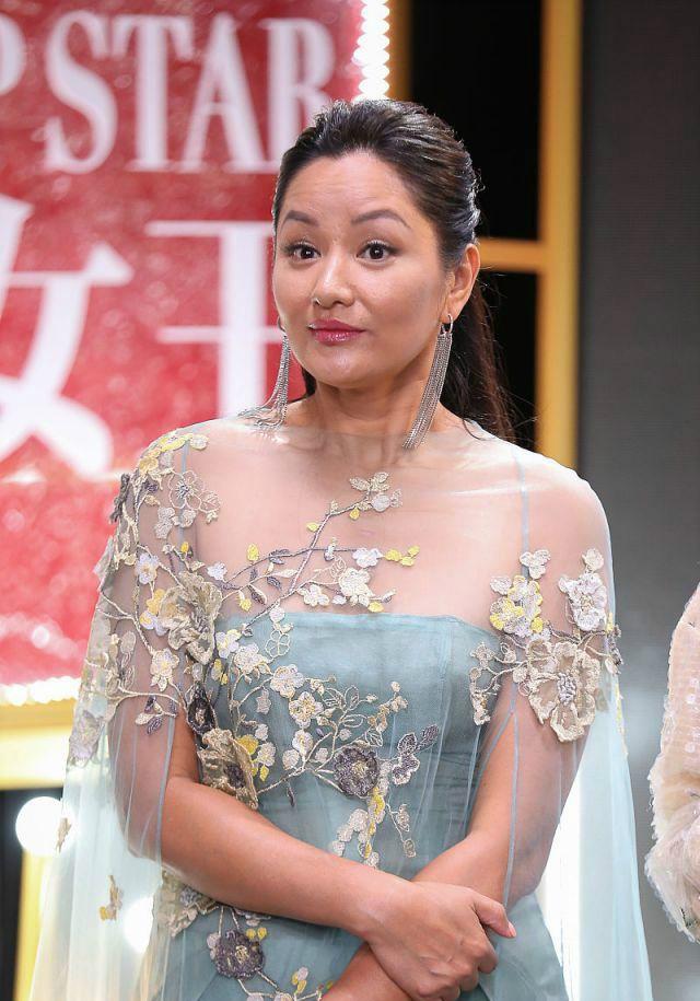 48岁瞿颖参加活动，瘦出新高度又见名模风采，古铜色腿太美丽吧