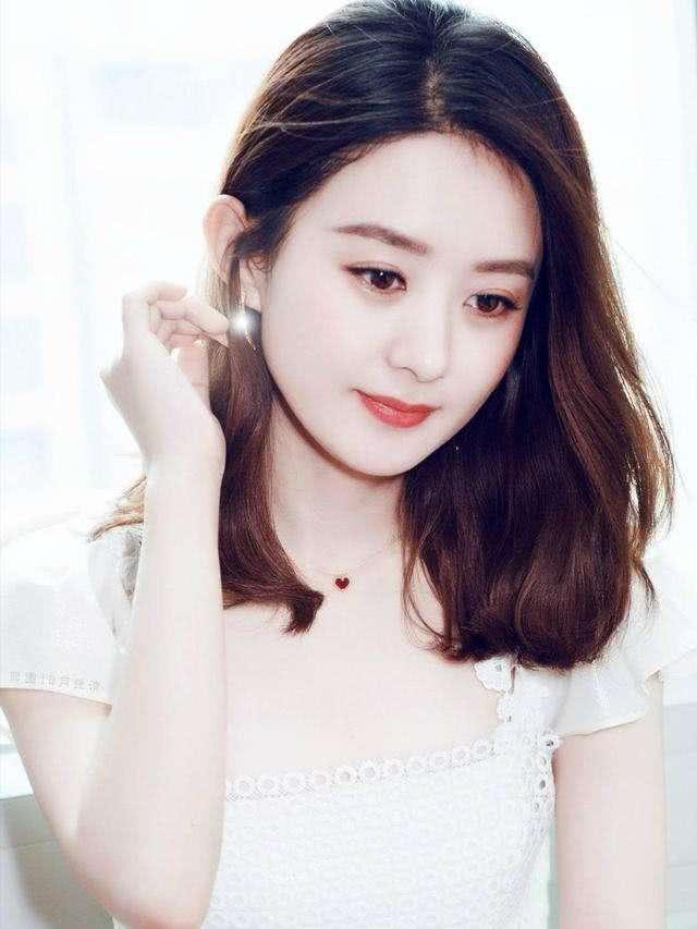 赵丽颖22岁旧照曝光,身穿一件波点的衬衫打扮朴素 清纯甜美