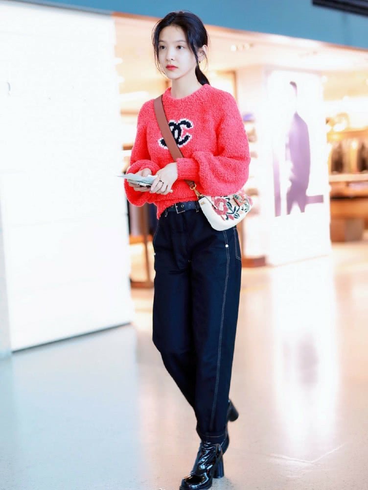 高颜值的章若楠笑容太治愈了,不过她的穿搭更是教科书级别