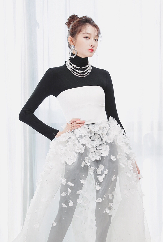 关晓彤穿黑色纱裙搭配黑色打底裤 神秘又有仙气