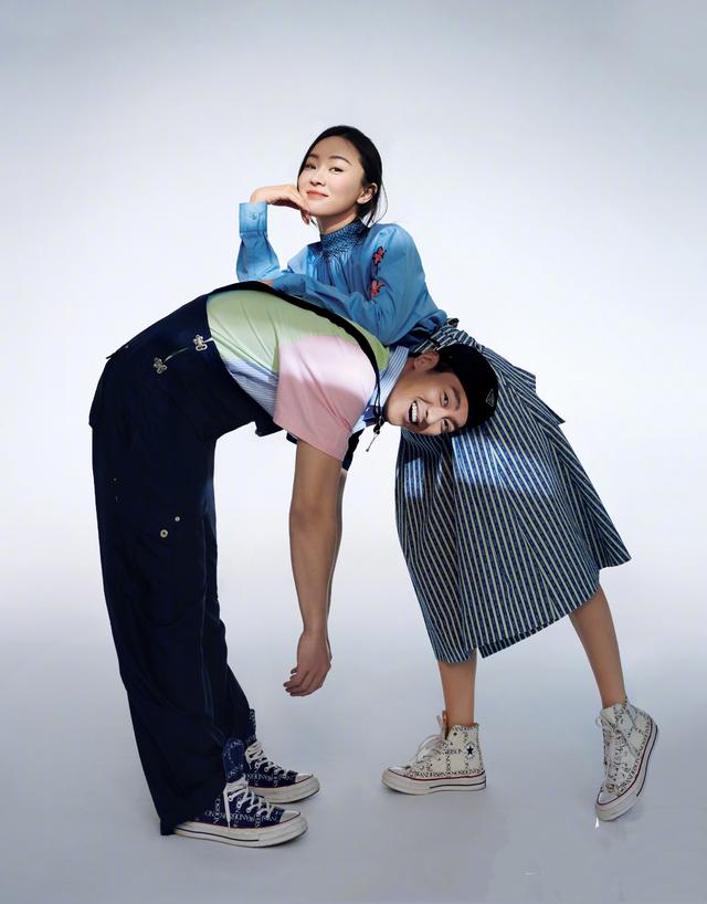 杜江霍思燕合体拍杂志写真,夫妻俩俏皮互动,甜蜜爆棚