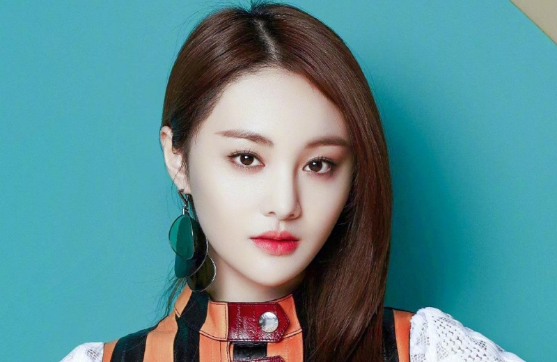 郑爽新造型上线,假两件连衣裙搭黑色紧身裤,显得腿又长又细