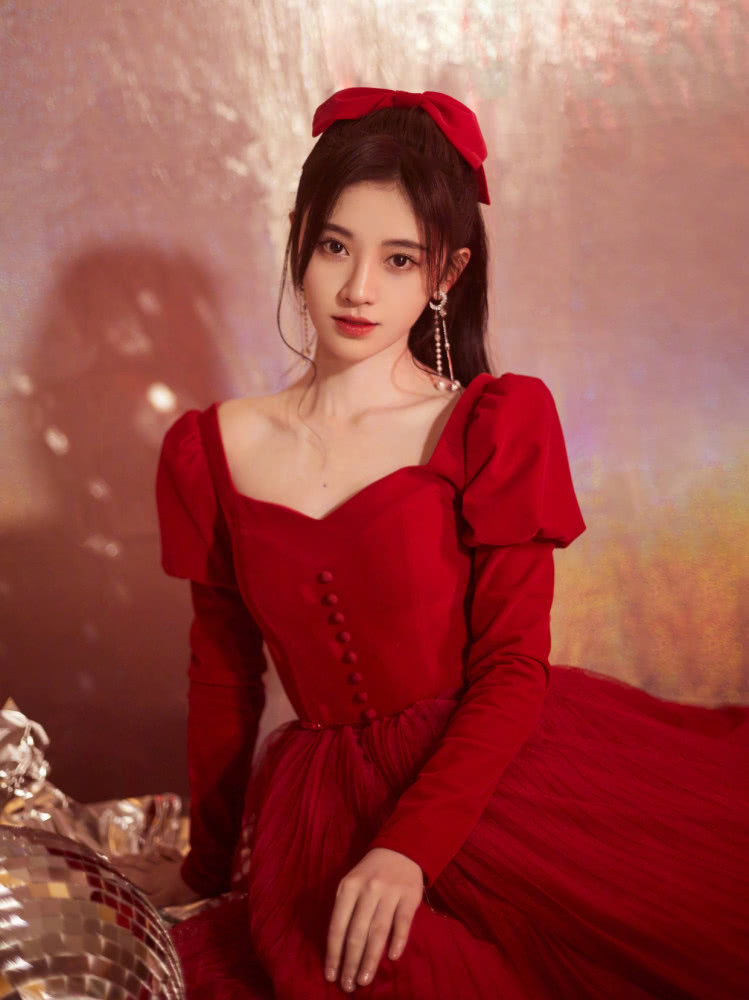 159CM鞠婧祎身穿小香风套装,轻松显高10CM?