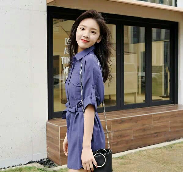 章若楠黑T白裙搭棕色外套出镜,复古气息满满