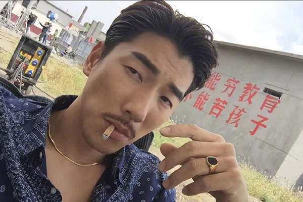 张亮寇静同回别墅是什么情况 与前妻离婚不离居疑似要复婚