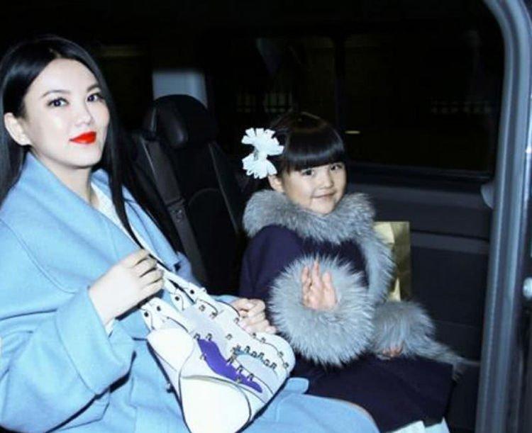 出生在明星家庭,8岁就背2万的包包,今10岁长开变瘦越来越美