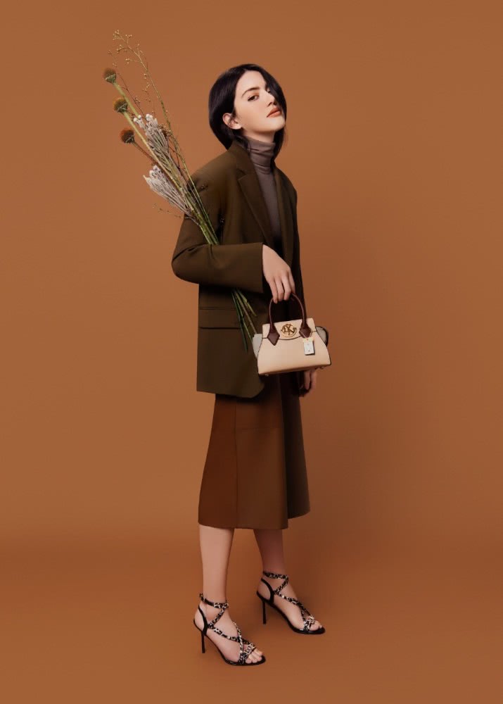 被喻为泰国第一神颜,今穿格纹套装裙尽显复古甜美