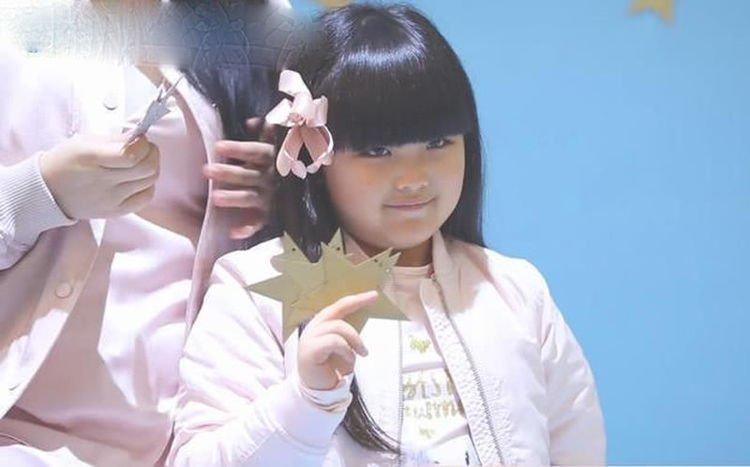 出生在明星家庭,8岁就背2万的包包,今10岁长开变瘦越来越美