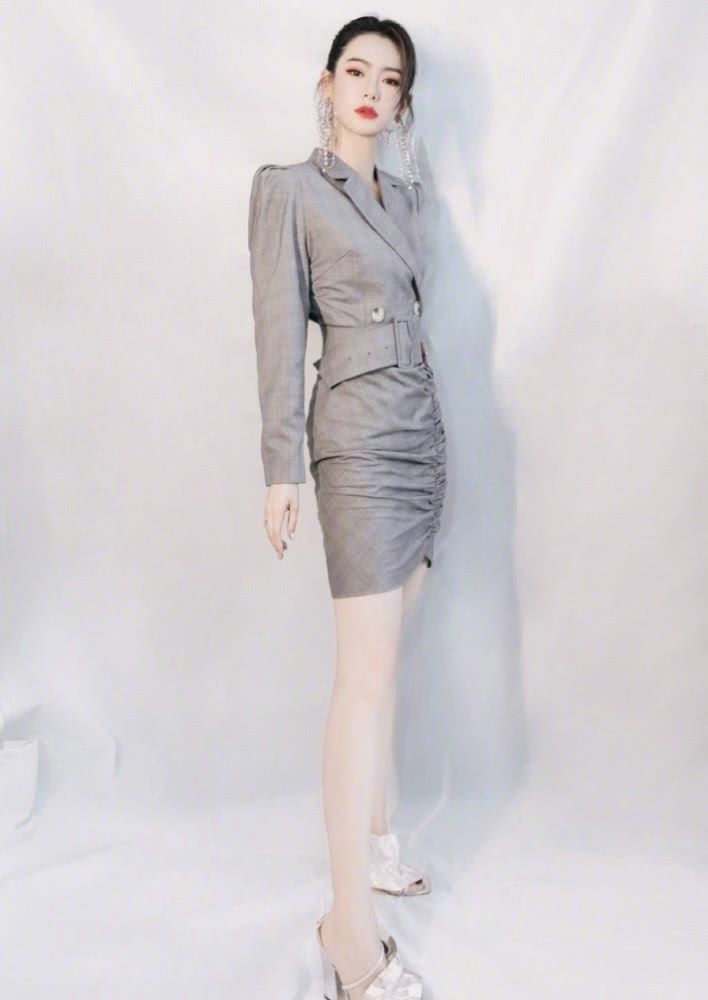 戚薇把西装裙“缝起来”,结果却拥有了女生最爱的蜂腰