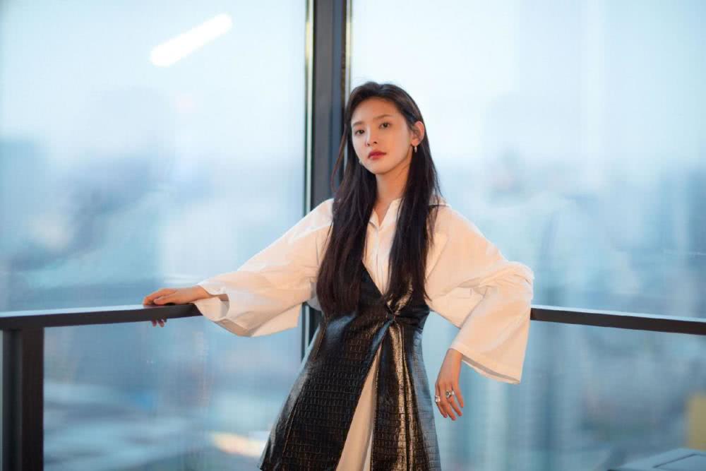 高颜值的章若楠笑容太治愈了,不过她的穿搭更是教科书级别