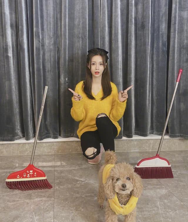 沈梦辰挑战立扫把,和狗狗一起出境,身穿姜黄色针织衫太好看