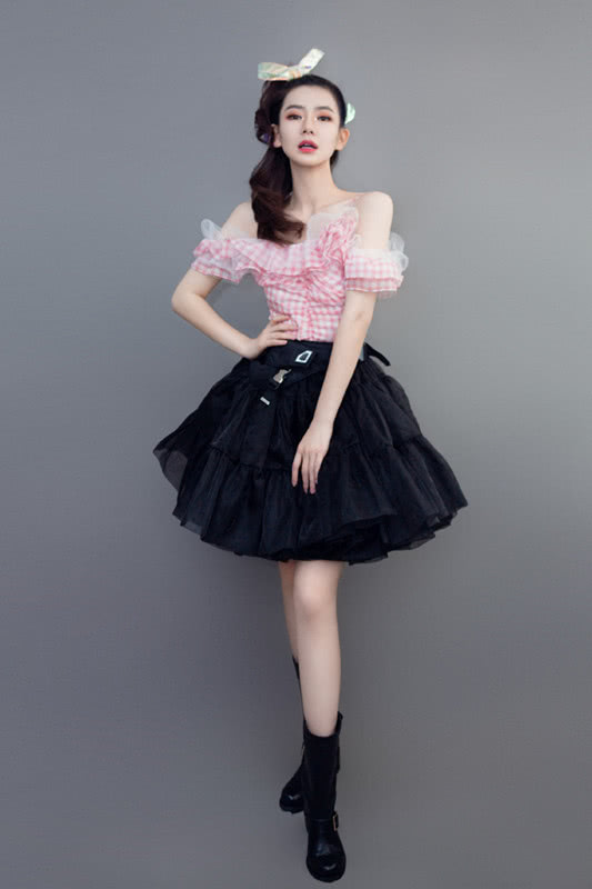 戚薇综艺秀新私服，穿粉色格子上衣戴蝴蝶结颜值回归！