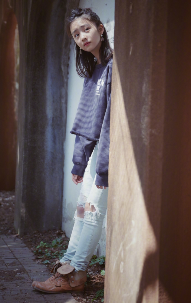 黄磊女儿多14岁就拥有初恋脸,染发+轻熟风短裙凸显时尚感