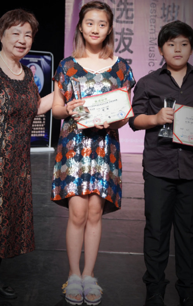 黄磊女儿多14岁就拥有初恋脸,染发+轻熟风短裙凸显时尚感