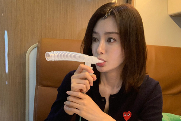 于正深夜秒删视频 40岁秦岚意外素颜睡衣出镜