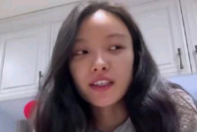 倪妮素颜出镜 在家做蛋糕视频被曝光状态真好