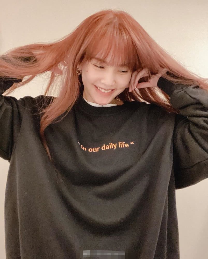 35岁杨丞琳逆生长，撩发卖萌太显嫩，越来越美