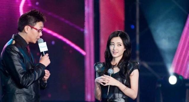 48岁著名主持人，靠第一任妻子出道，如今走红抛弃妻子爱新欢