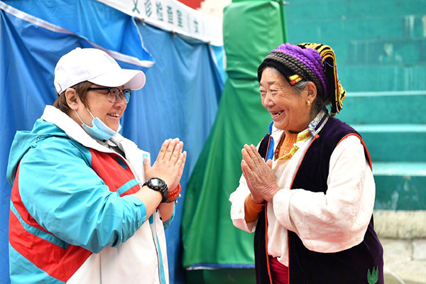 韩红更新捐款名单了吗？韩红病后首晒照和某会工作人员行为形成讽刺