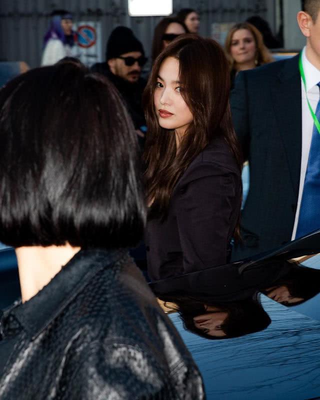 宋慧乔助阵米兰时装周,一身黑色低胸红唇气场十足