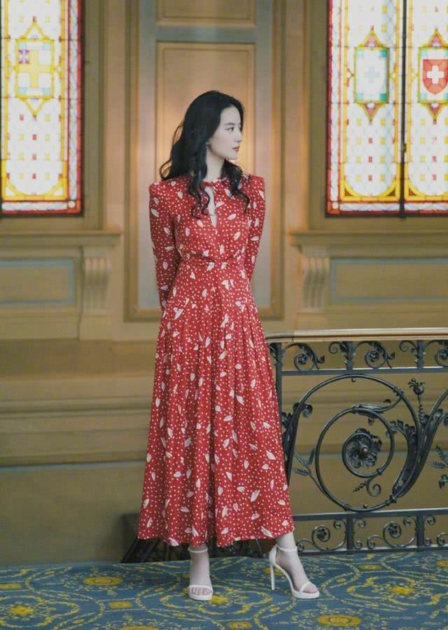 刘亦菲最新造型穿印花连衣裙难掩韵味,魅力无法挡